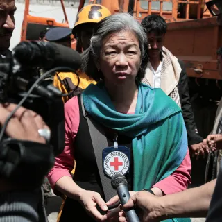 TV crews interviewing an ICRC employee in Sana'a, Yemen. Thomas Glass/ICRC