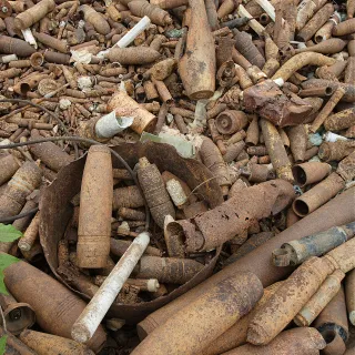 ICRC_Xieng Khouang province. Pile of rusted war material including bombs, mortars and submunitions lay in a field near a metal foundry. Photographer : HOLMES, JIM