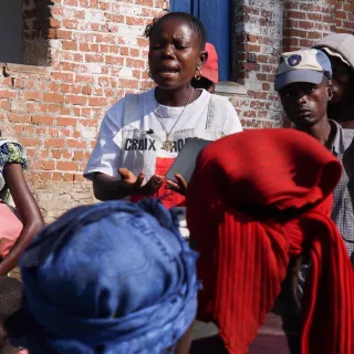 South Kivu, Minova. Volunteers from the Red Cross Society of the Democratic Republic of the Congo educate displaced persons about rape and sexual violence. Didier Revol/ICRC