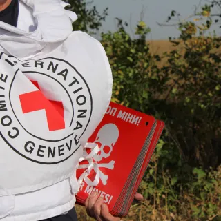 Near Berezovoye check point. An ICRC delegate is installing « Danger Mines » signs