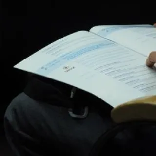 Pessoa lê um documento.