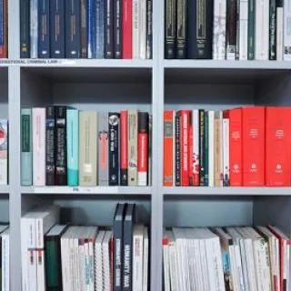 Livros numa prateleira.