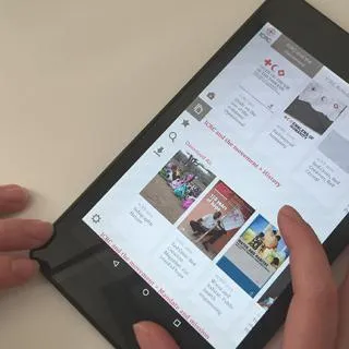 Pessoa utiliza dispositivo para acessar arquivos