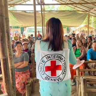 An ICRC staff members conducts a landmine risk education session for Myanmar community members as the country recovers from a massive earthquake.