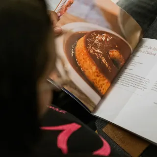Pessoa folheia um livro de receitas