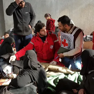 The ICRC and the Syrian Arab Red Crescent assess the needs of people who gathered in collective shelters after fleeing fighting in the region of Aleppo, Syria (2016).