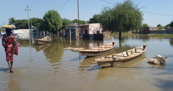 West Africa: Red Cross teams increase humanitarian assistance after floods hit conflict areas 1 pirogue%20pour%20aller%20d%27un%20endroit%20%C3%A0%20un%20autre