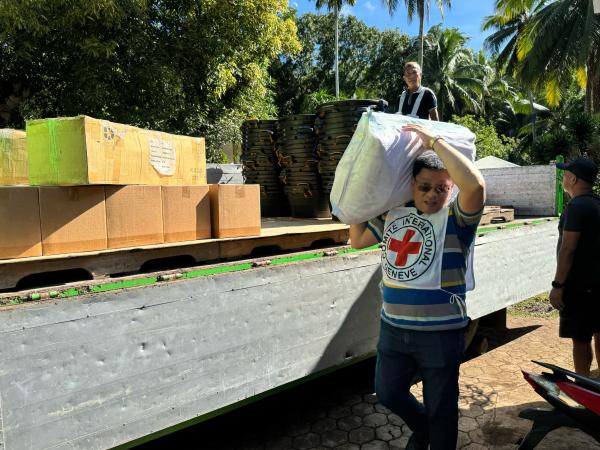 ICRC%20staff%20unloading%20essential%20household%20items%20at%20Sumisip%2C%20Basilan%20Philippines