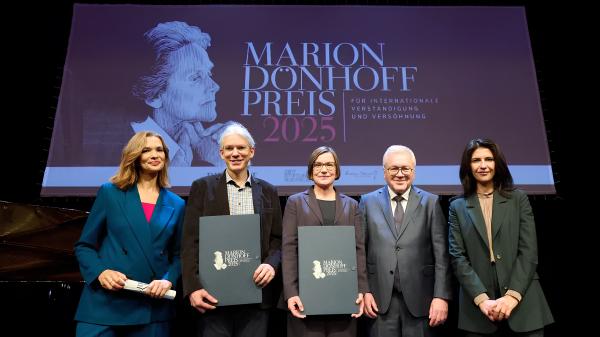 komitee vom roten kreuz mit marion doenhoff preis geehrt image group