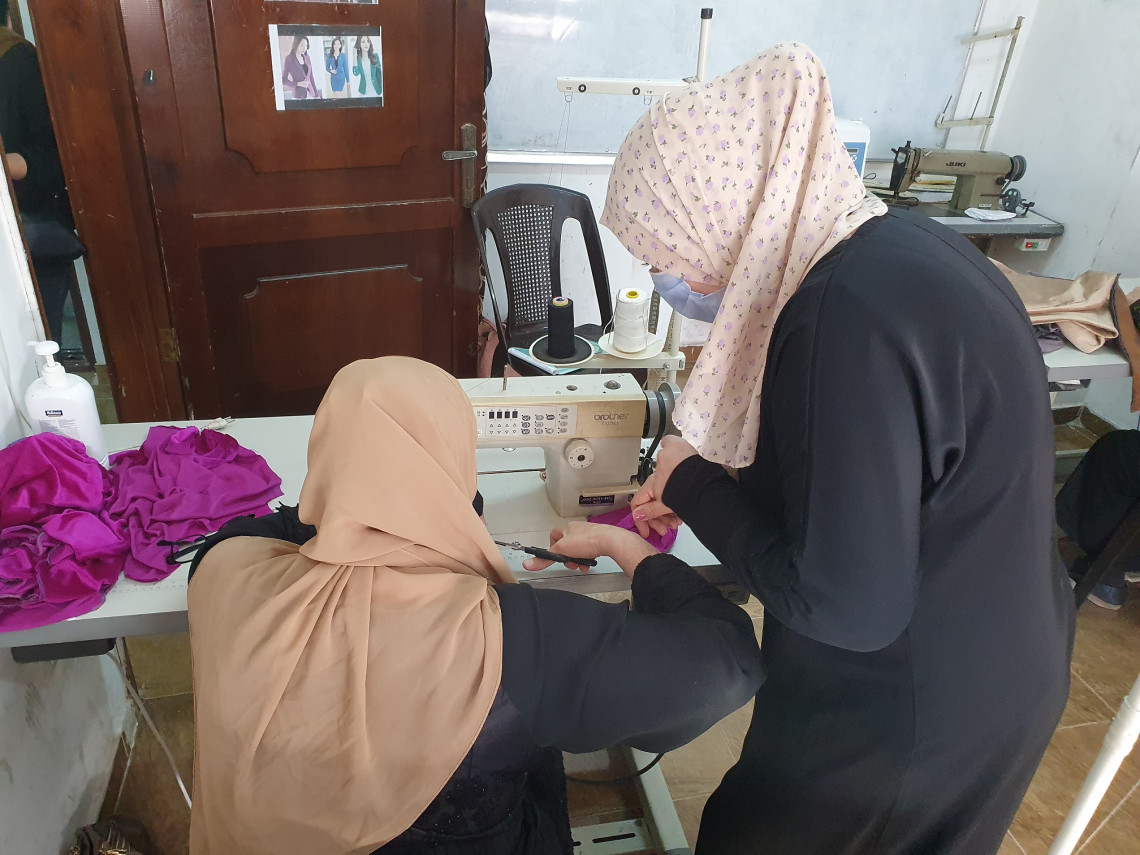 Kholoud, the trainer at the center, helps her students sew items from the leftover material bought at a discount from professional sewing shops. Credit: Alexandra Matijevic Mosimann/ICRC