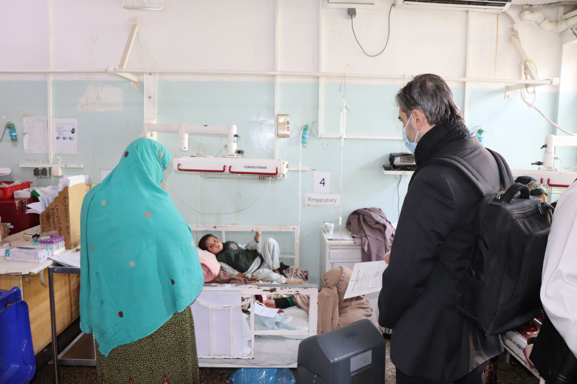 行动部主任在最近访问阿富汗期间，视察了红十字国际委员会所支持的医疗机构。 Mohammad Masoud Samimi/ICRC