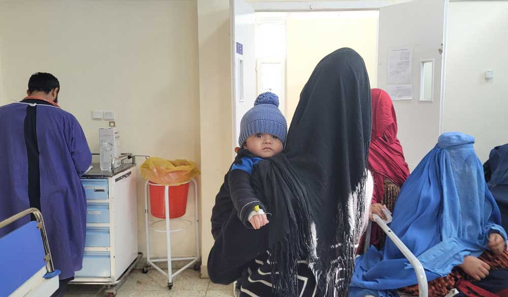Alors que l’hiver s’installe et que la crise économique s’aggrave, le nombre d’enfants atteints de pneumonie et de malnutrition ne cesse d’augmenter en Afghanistan, constate le (CICR.