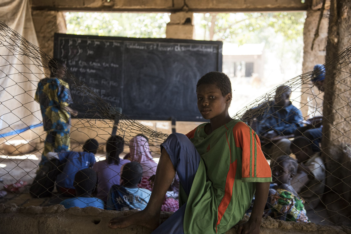 Bamako outskirts, Senou Camp. This classroom is located in a precarious shed. The pupils have no chairs or desks and are therefore forced to sit on the floor. ICRC