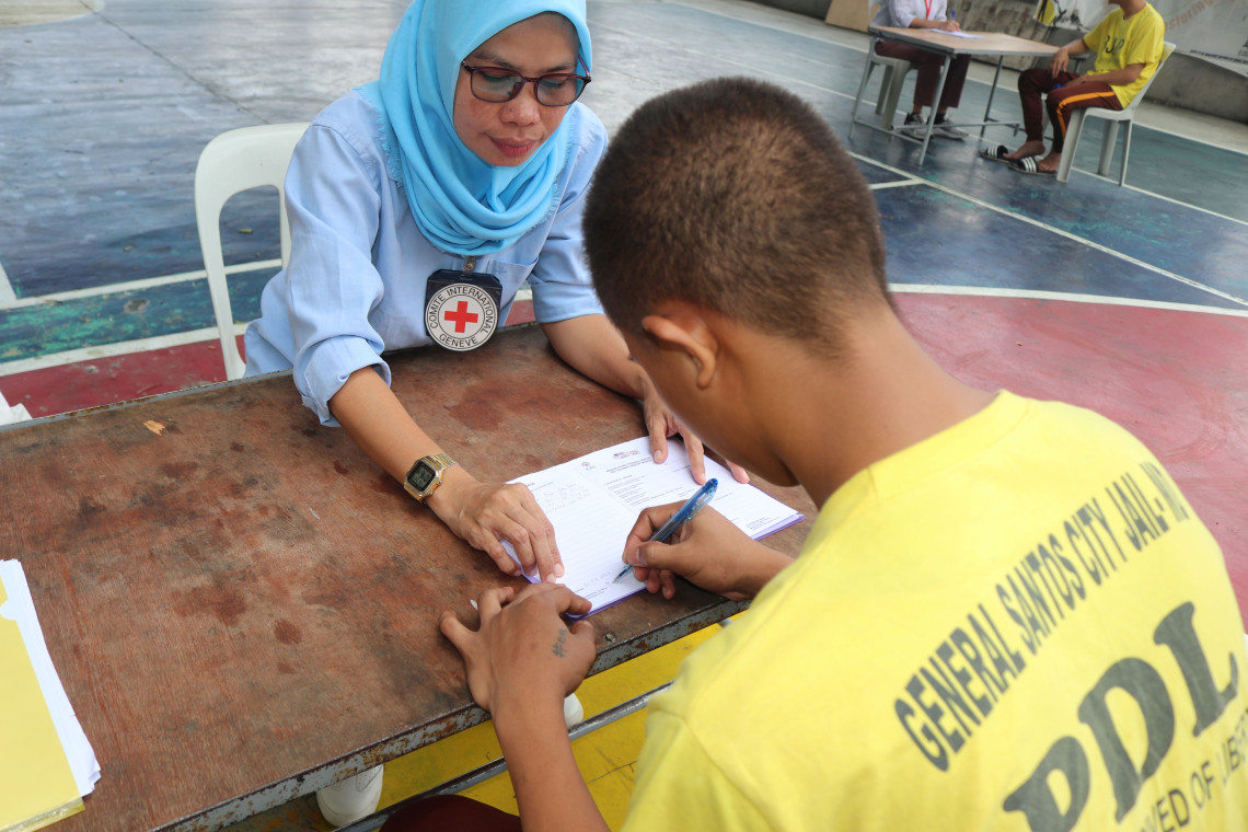 Philippines: A teenage detainee reconnects with his family through Red Cross messages
