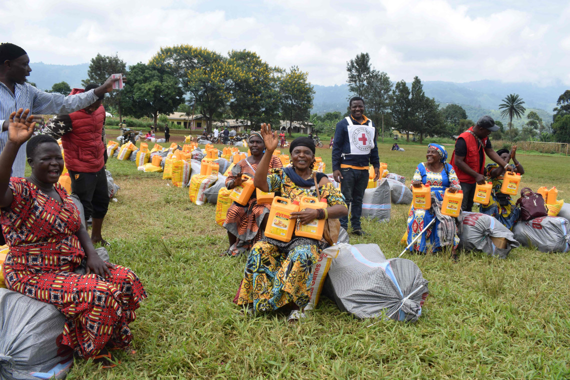 In Bamenda, north-west Cameroon, the ICRC is helping people displaced by armed conflict in the big Babanki area with donations of essential household items and foodstuffs. ICRC