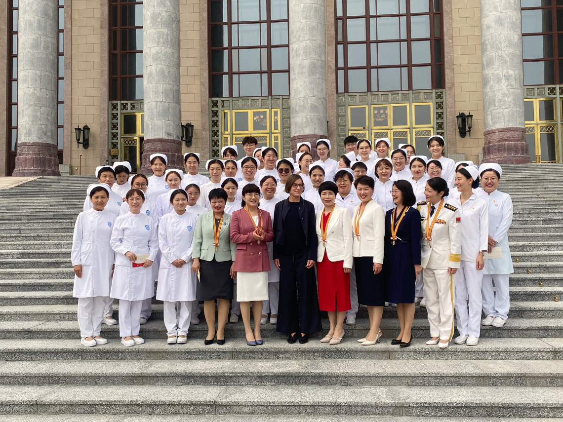 ICRC President Mirjana Spoljaric with the nurses outside the Great Hall of the People, Beijing. Photo: Zhao Qi/ICRC