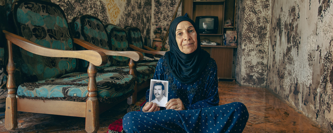 حمدة تحمل صورة زوجها المفقود. تصوير: ليلى مرزة