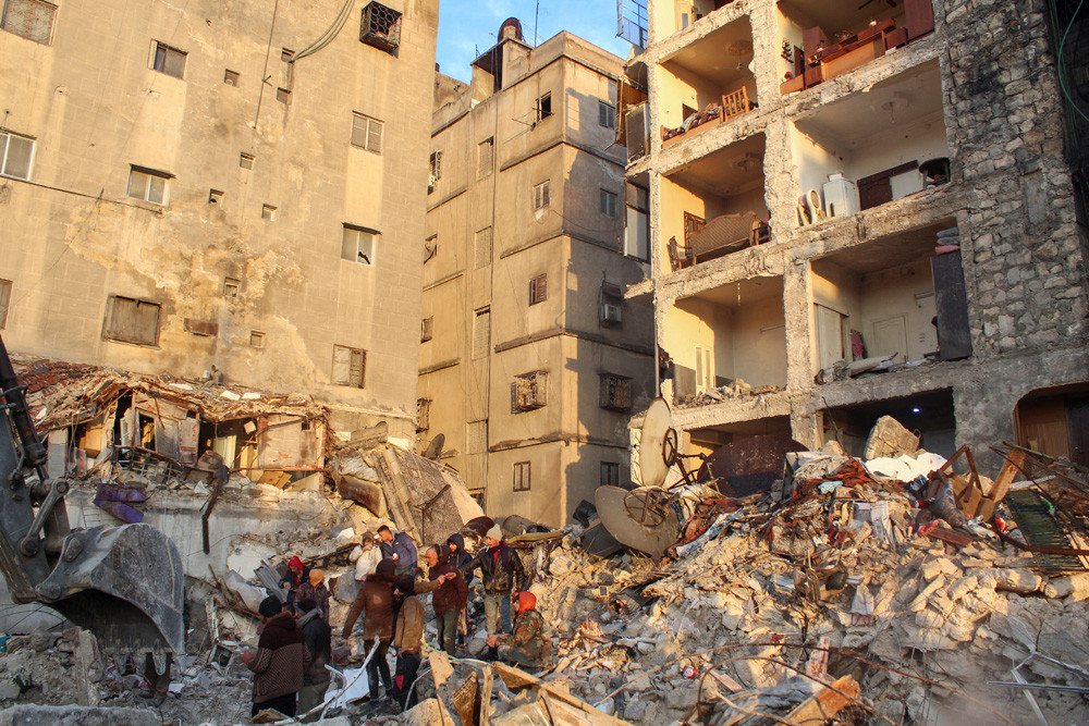 2023年2月7日，叙利亚，阿勒颇，地震发生后，人们聚集在废墟上，继续寻找幸存者。 REUTERS/Firas Makdesi 