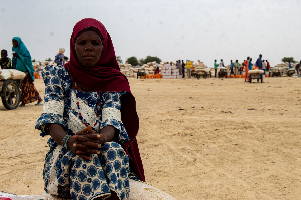 Une femme à la foire alimentaire, devant les stands. Yaou Diaouga Abloul Rahamane. CICR