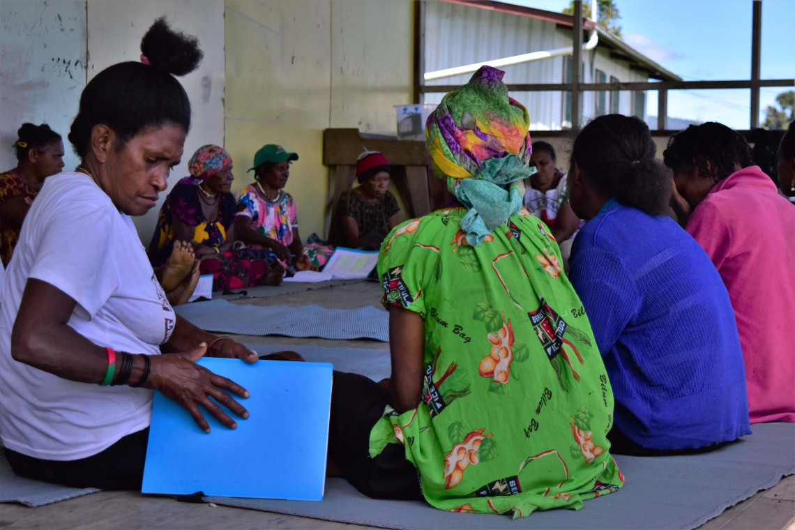 A session with village birth attendants at Pureni, Hela Province. E Patricia Tovar Gonzalez / ICRC