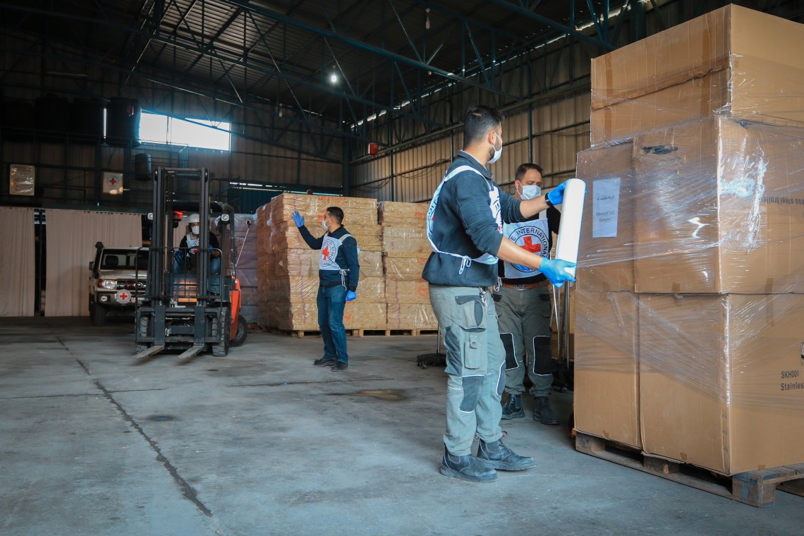 A consignment of vital intensive care equipment and supplies was delivered to Gaza’s hospitals by the ICRC to get Gaza ready to cope with a wider outbreak of COVID-19. The donation included a ventilator, patient monitors, defibrillators, suction devices and pumps.