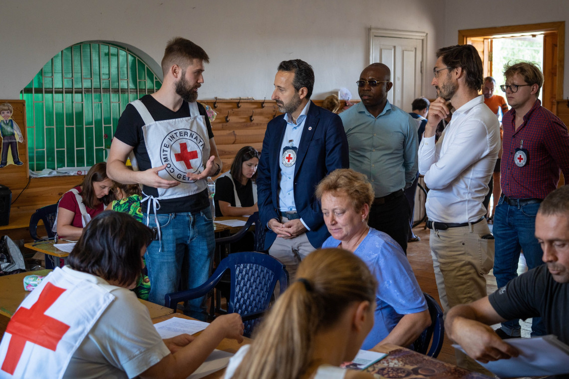 在基辅地区的新布达村，红十字国际委员会总干事罗伯特·马尔迪尼探访了一个现金援助登记点。 © Yevgen NOSENKO/ICRC