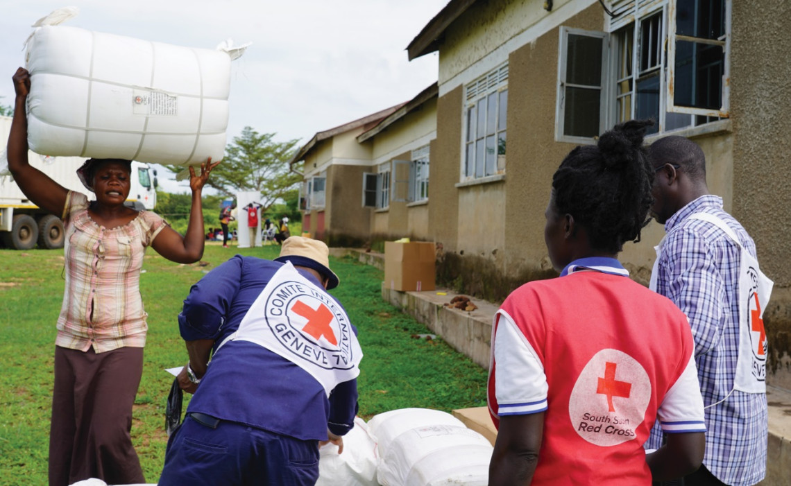 ICRC and SSRC distributing household items