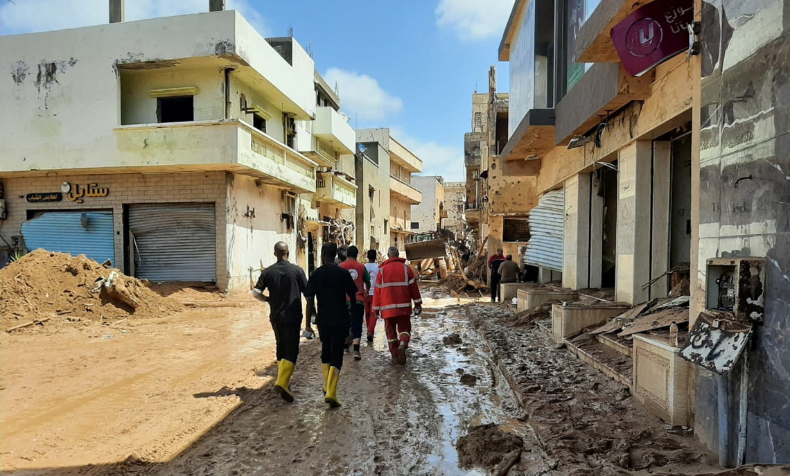 Des membres du Croissant-Rouge libyen d'Ajdabiya travaillent dans une zone touchée par les inondations, à Derna, en Libye, sur cette image diffusée par les médias sociaux le 12 septembre 2023. Croissant-Rouge libyen/REUTERS