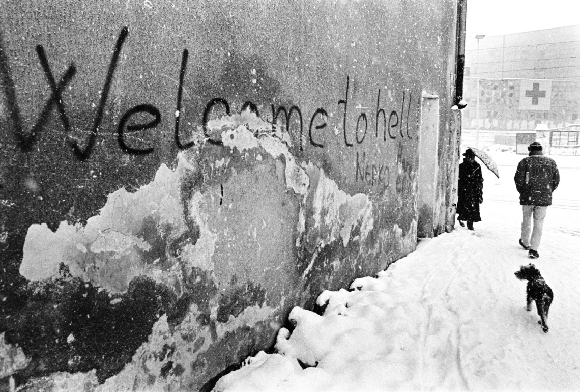 Devant la délégation du CICR à Sarajevo (1995). Le siège de Sarajevo, capitale de la Bosnie-Herzégovine, pendant la guerre de Bosnie, a duré du 5 avril 1992 au 29 février 1996. Il est considéré comme l'un des plus longs sièges d'une capitale dans l'histoire des guerres modernes. Photo : René Clément/CICR