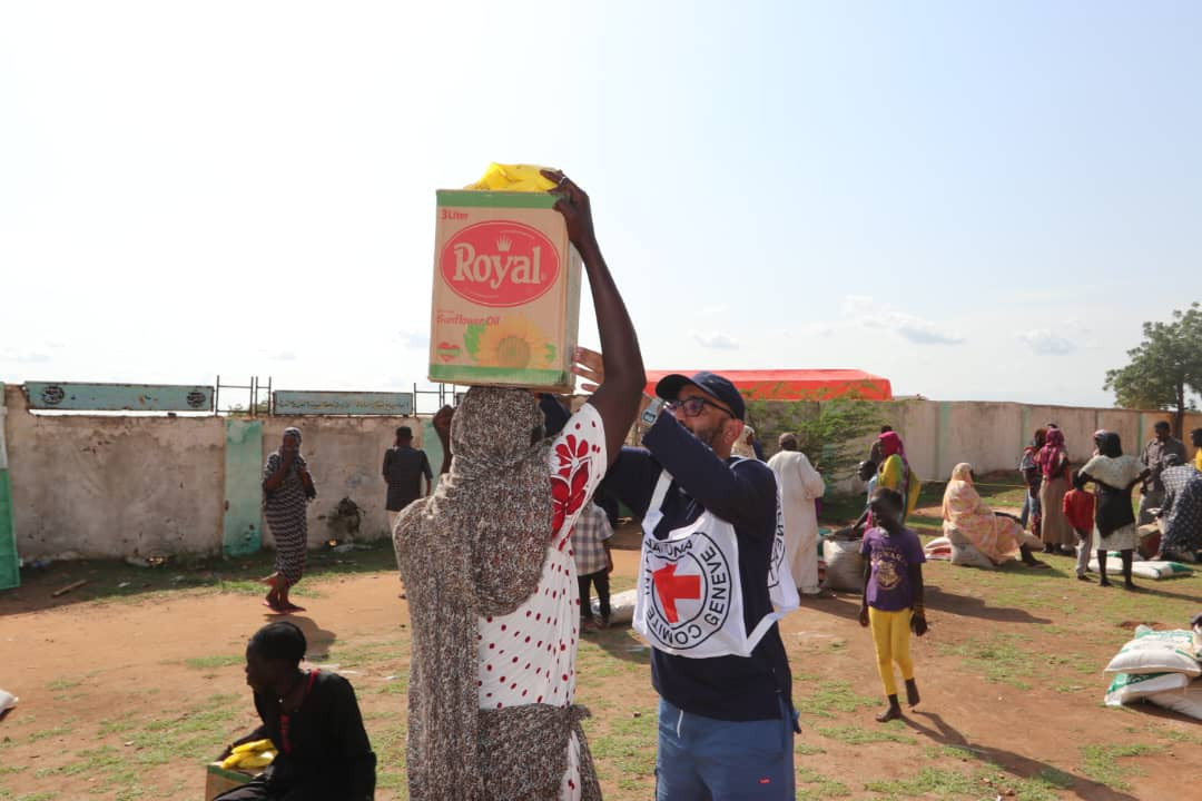 السودان: توزيع مساعدات غذائية أساسية لـ 1500 نازح فروا من الخرطوم