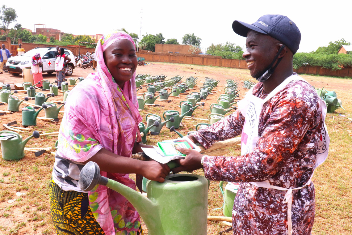 Des producteurs maraichers reçoivent des semences maraichères à Ouahigouya au nord du Burkina Faso. CICR