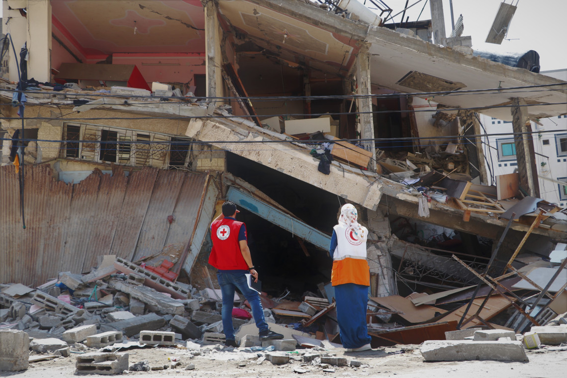 ICRC/Hisham Mhanna, 2022年8月，红十字国际委员会与巴勒斯坦红新月会的工作组联合评估一座住宅楼因武装敌对行动而遭受损坏的程度。