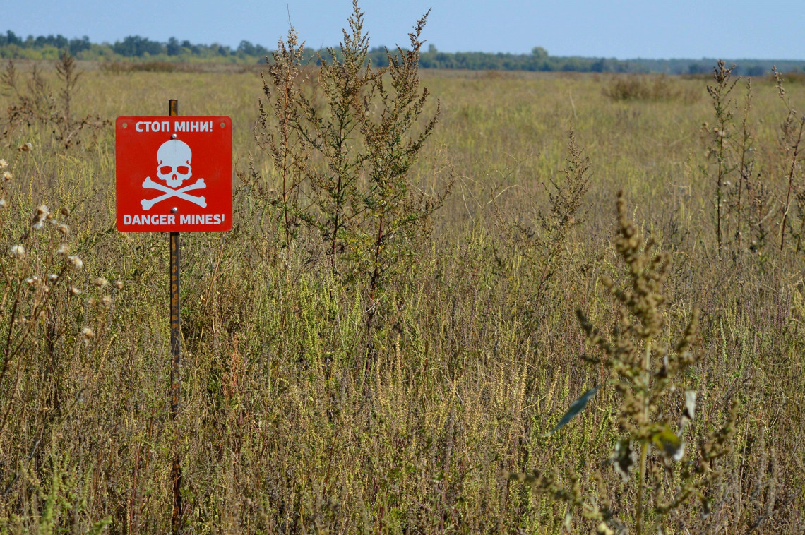 Donetsk region, Opytne. ICRC sign on mine danger placed in contaminated area / Photographer : MATEVOSIAN, Karine / Copyright : ICRC