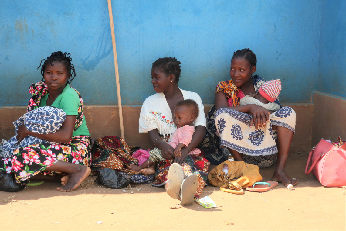 Mães aguardam com os filhos por atendimento no Centro de Saúde de Namweto, distrito de Montepuez, Cabo Delgado./CICV