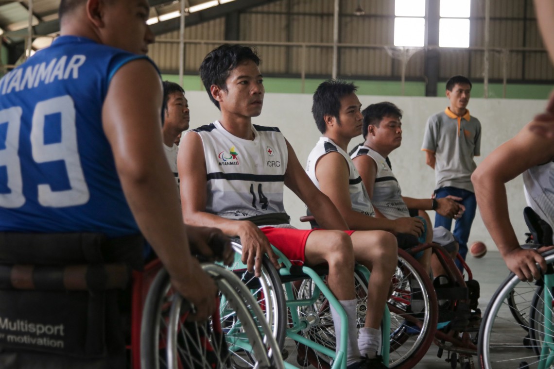缅甸：热情与坚持是乔教练对轮椅篮球运动员的寄语