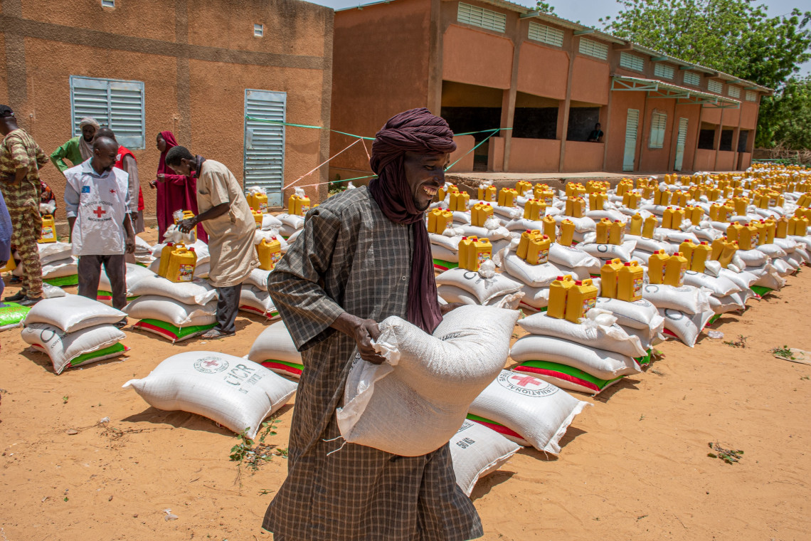 2023年7月，为了应对蒂拉贝里省泰拉的粮食危机，红十字国际委员会正在为民众派发粮食。 Abdoul Rachid Sanda Maiga/ICRC