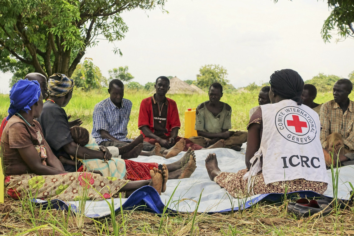 Northern Uganda. A group session of families of missing persons, led by an ICRC accompanier. Photo: Monica MUKERJEE/ICRC 