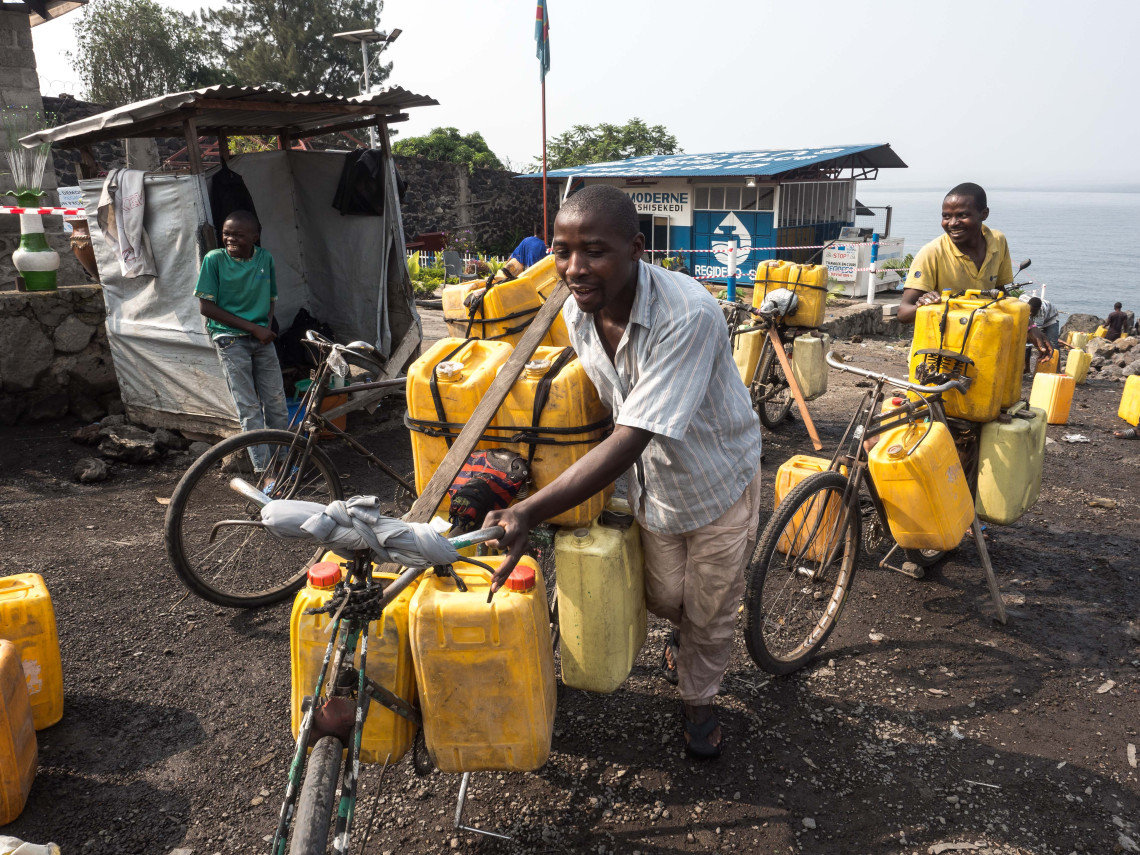 La distribution de l'eau non chlorée venant du lac Kivu exacerbe la situation déjà insalubre de Goma. Didier Revol / CICR