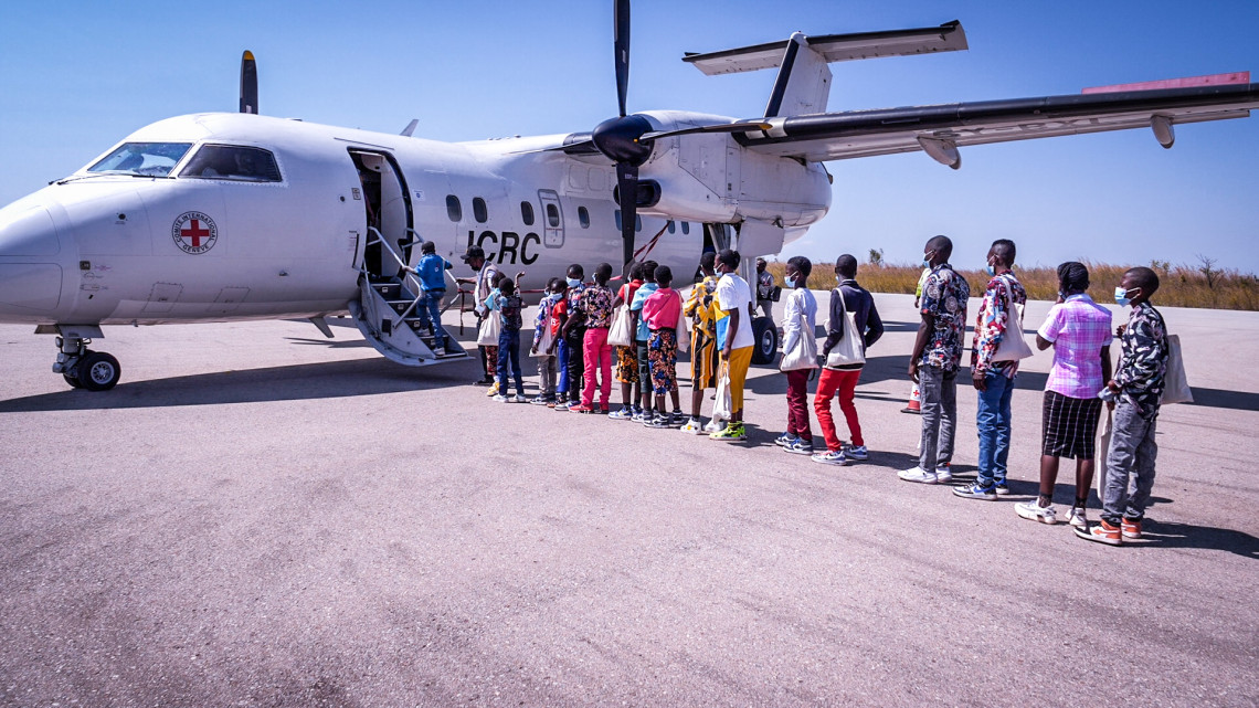 Pweto, Sud-est de la RD Congo, juillet 2022, le CICR organise un vol spécial pour réunifier 83 enfants non accompagnés avec leurs proches. Jonathan Busasi