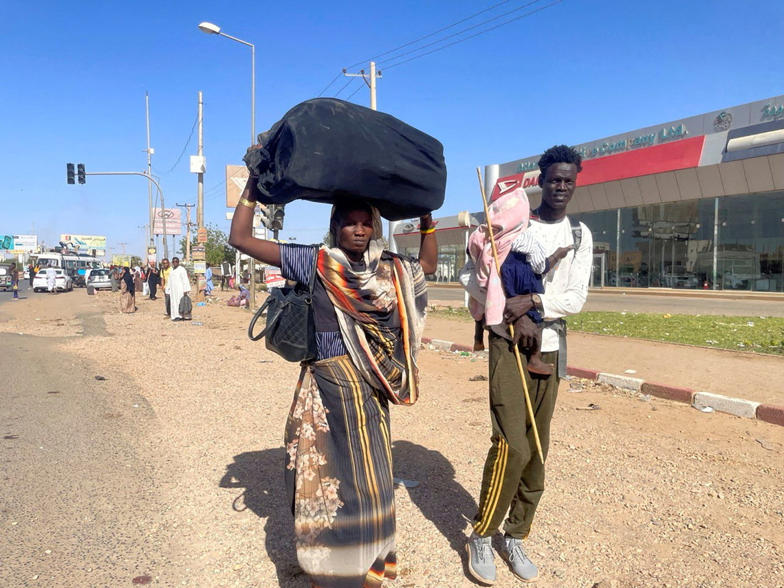 People gather at the station to flee from Khartoum during clashes between the paramilitary Rapid Support Forces and the army in Khartoum, Sudan April 19, 2023. Photo: Reuters