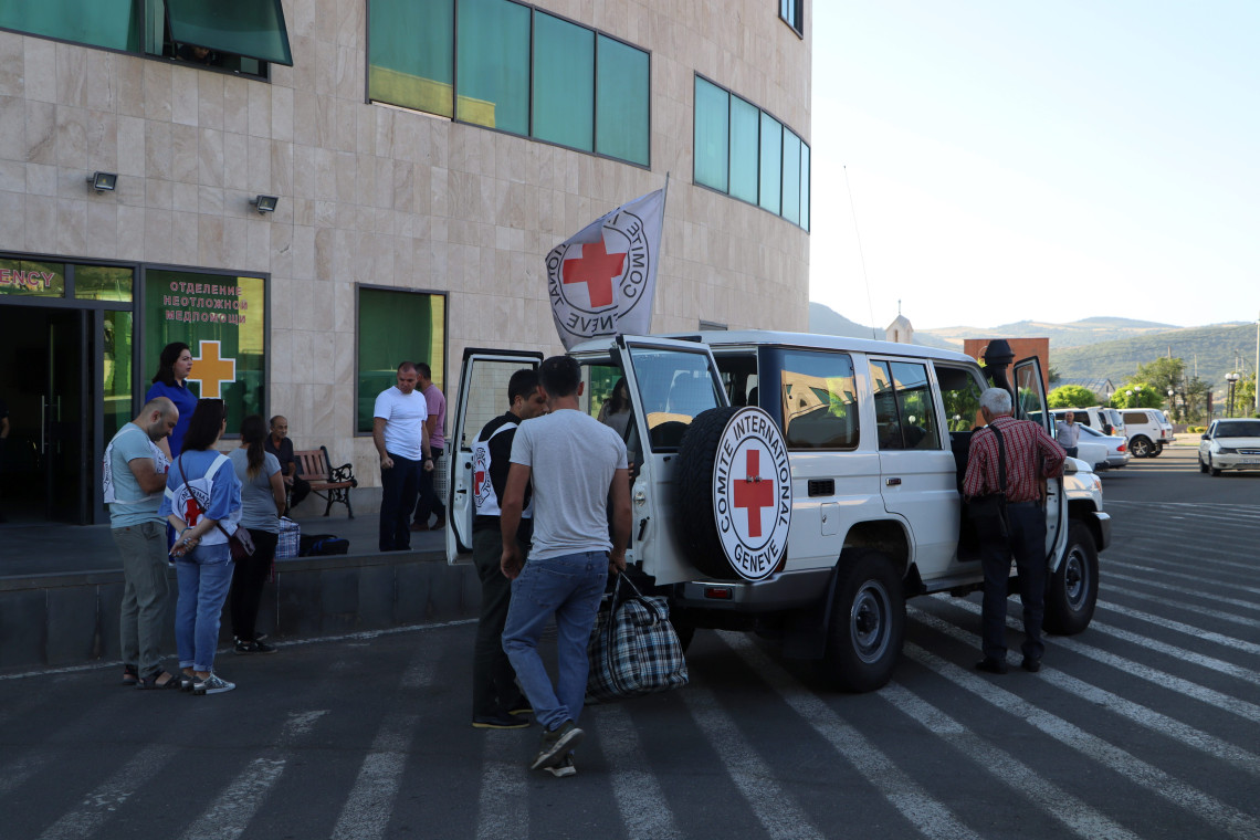 Mehr als 700 Menschen, die medizinische Versorgung benötigen, wurden von IKRK-Teams über den Lachin-Korridor evakuiert, darunter 41 Menschen, die Anfang des Monats die Erlaubnis zur Evakuierung erhalten hatten. Foto: IKRK