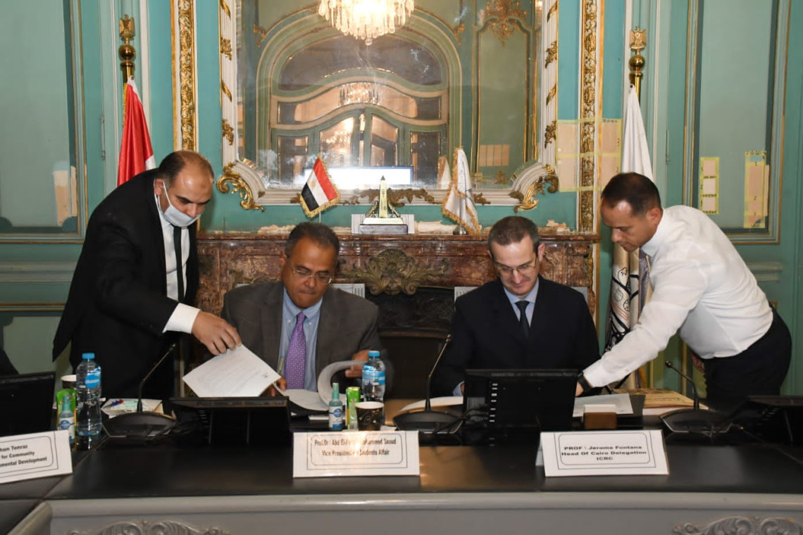 Vice president of Ain Shams University and the head of ICRC Cairo delegation sign the MoU. Photo credit: Ain Shams University 