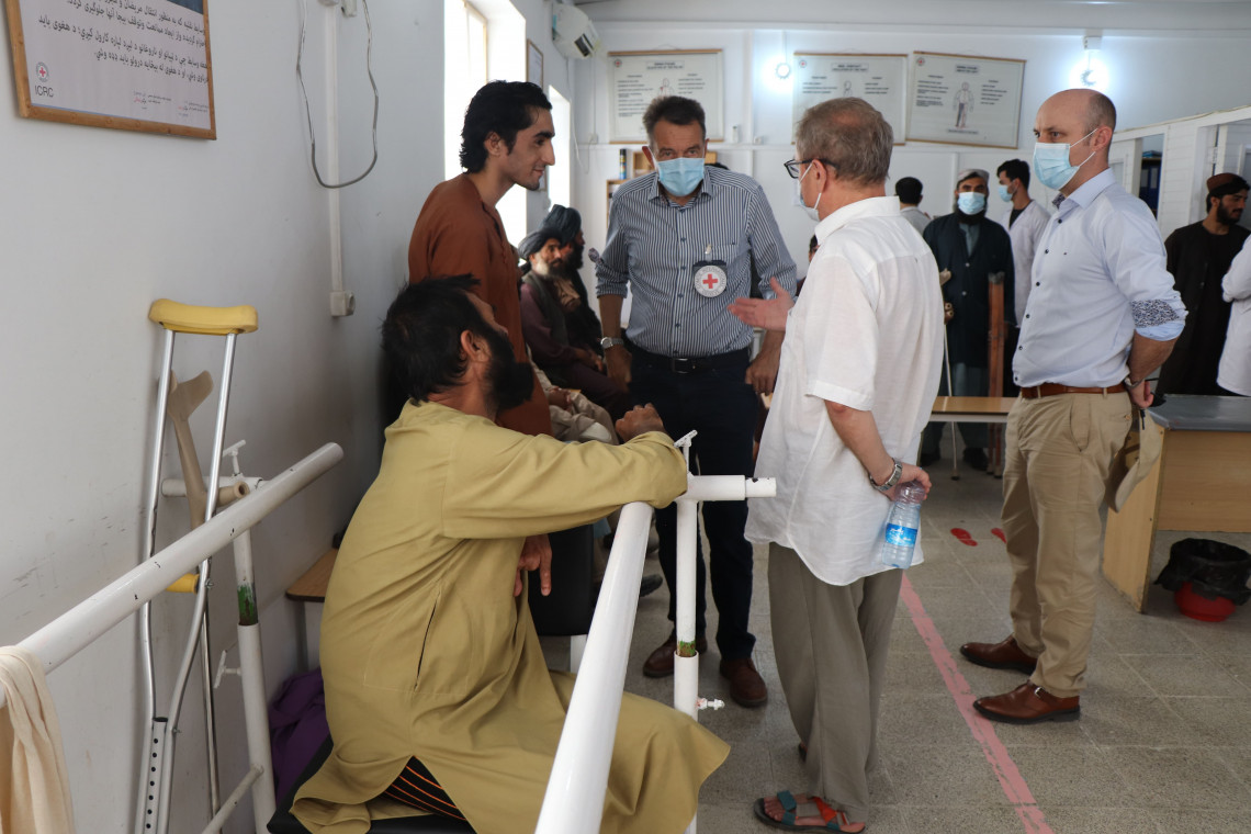 2021年9月，彼得·毛雷尔主席在喀布尔的阿里阿巴德假肢康复中心。