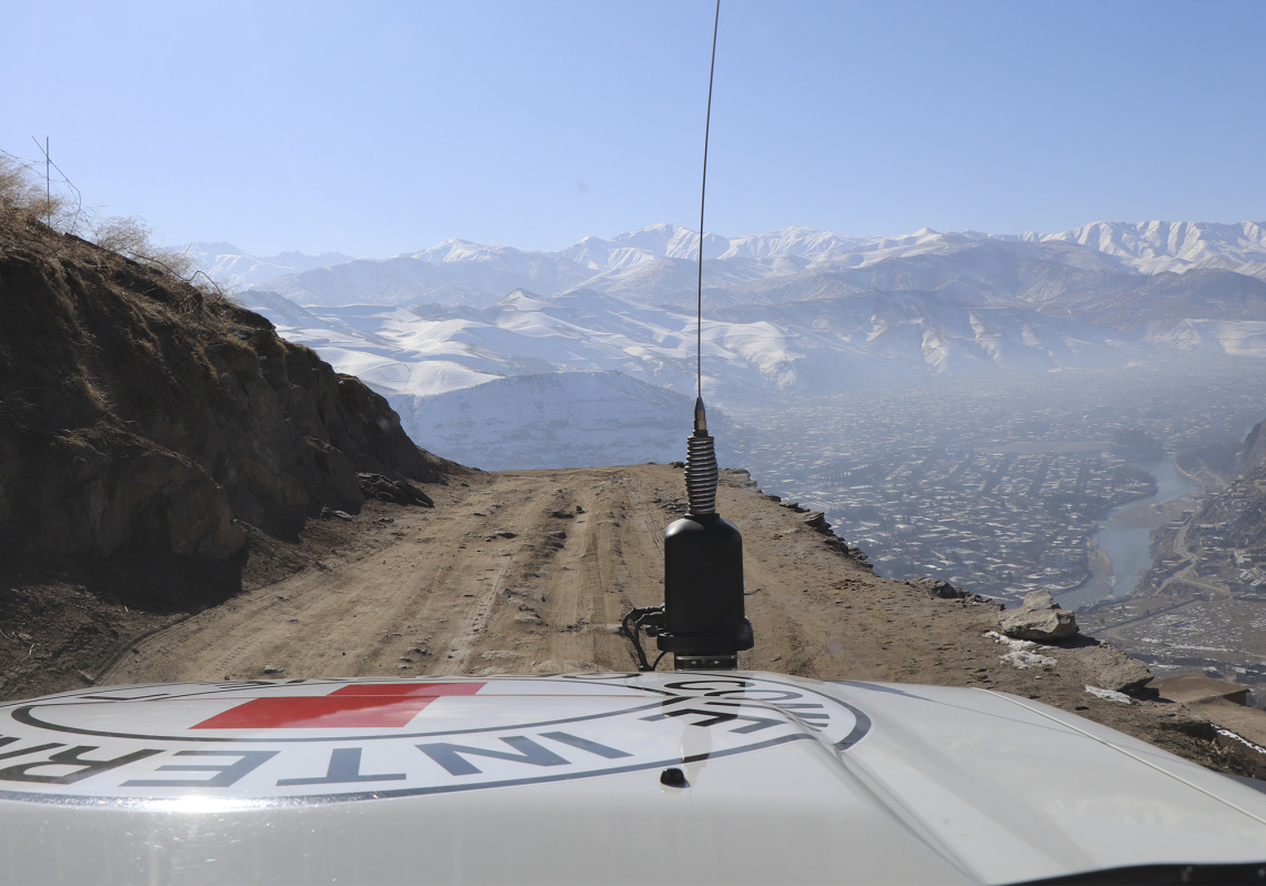 Veículo com logotipo do CICV percorre montanha do Afeganistão.