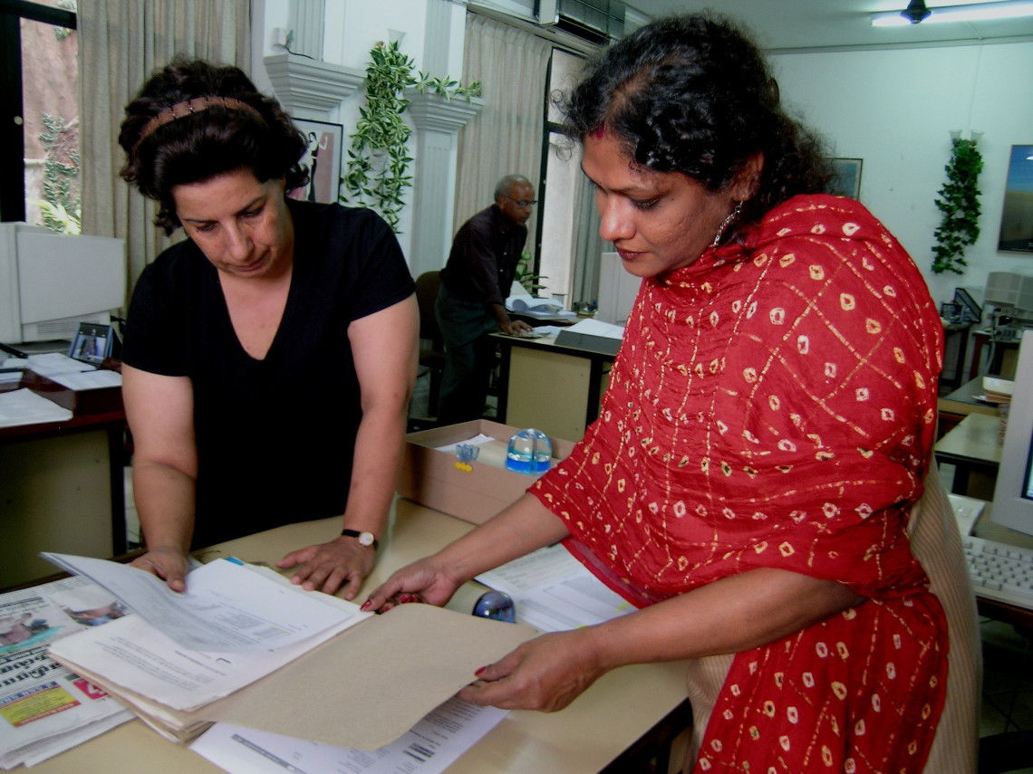 科伦坡，红十字国际委员会代表处。两名红十字国际委员会保护工作人员正在研究斯里兰卡失踪人员的档案。Photo: Jón BJÖRGVINSSON/ICRC