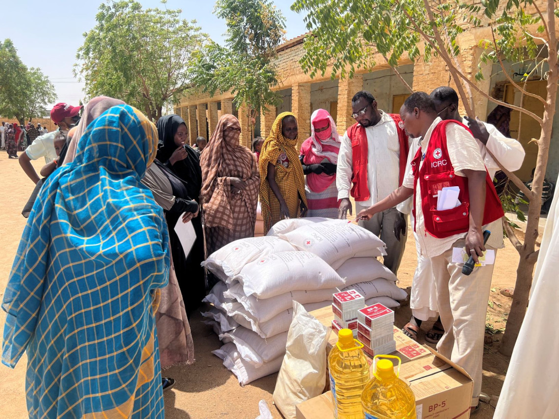 2.	ICRC and SRCS teams distribute food supply to communities displaced by the conflict in Kassala.