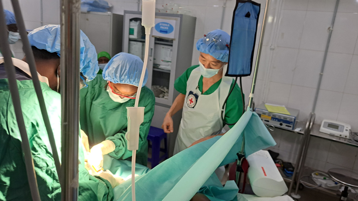 在红十字国际委员会支持的战伤病房开展外科手术。 摄影：穆罕默德·易卜拉欣