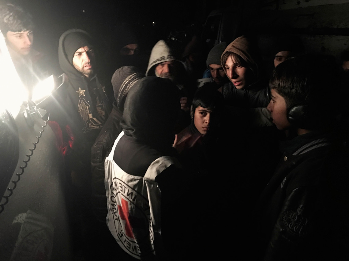 Région rurale de Damas, Madaya. Marianne Gasser, cheffe de la délégation du CICR en Syrie, s'entretient avec des habitants rassemblés autour d'un convoi d'aide (2016). Pawel Krzysiek/CICR