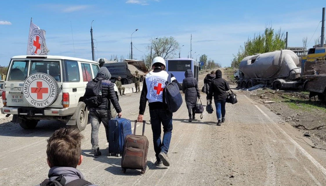 Ucrânia: civis deixam Azovstal em uma passagem segura. /CICV