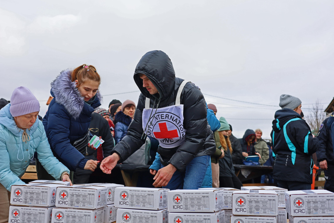 红十字国际委员会工作组一直在向生活在前线附近的社区提供食品包作为基本援助。2023年，我们共向有需要的人提供了3.2万个食品包。 Tetiana Olyniik/ICRC 